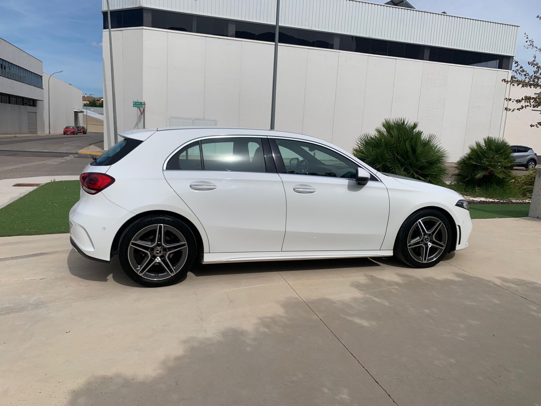 Coche blanco lado derecho